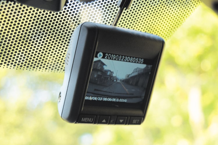 車内に取り付けられた稼働中のドライブレコーダーの写真