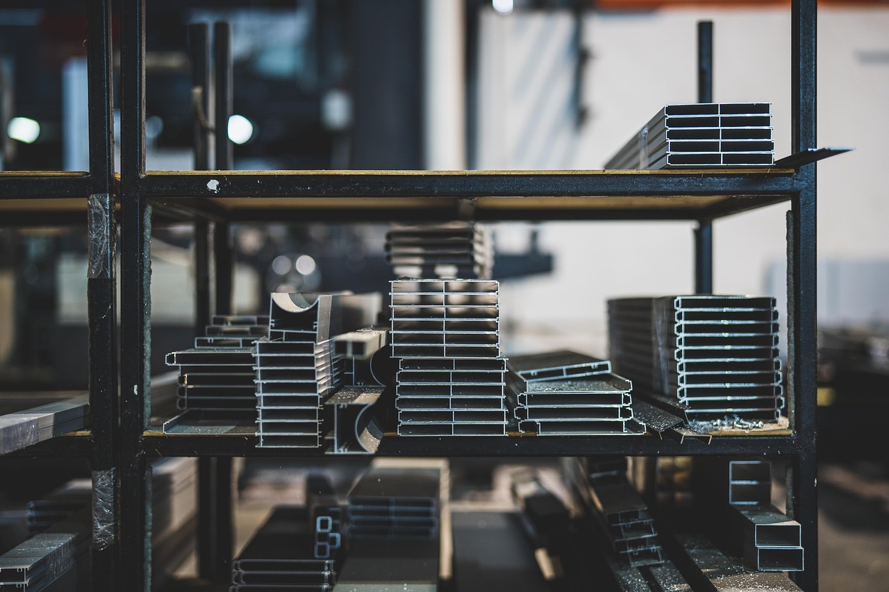 自動化された物流倉庫で稼働するロボット