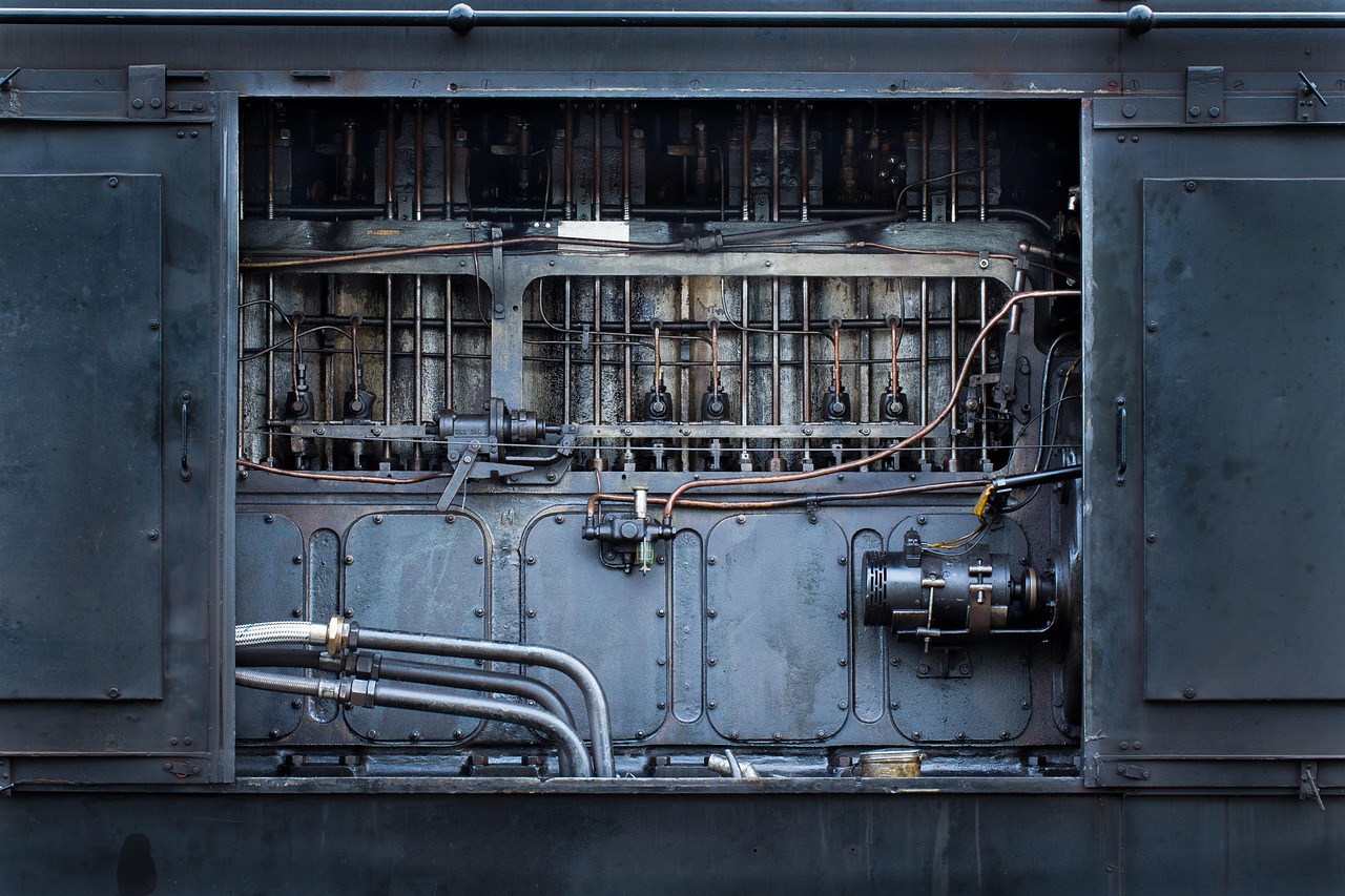 海峡を航行する大型石油タンカー