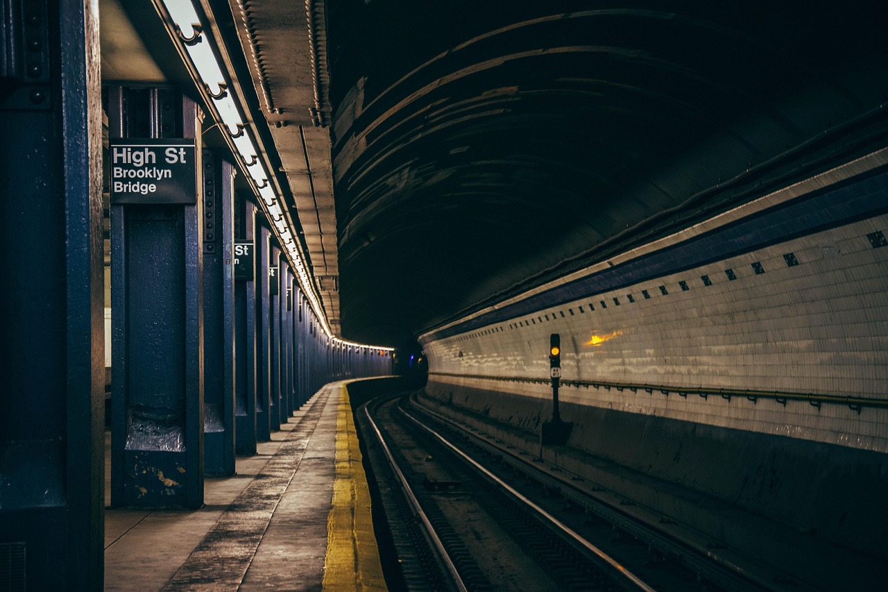 地方路線を走るローカル鉄道の風景
