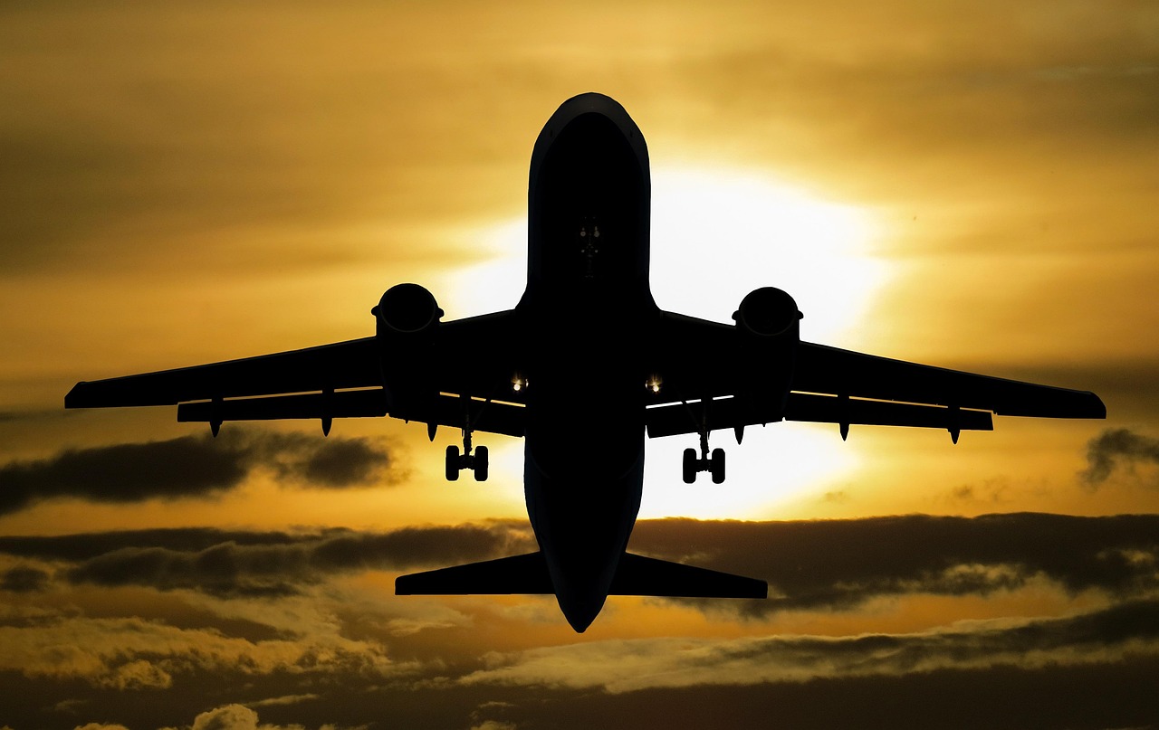 燃料高騰に苦しむ航空業界のイメージ