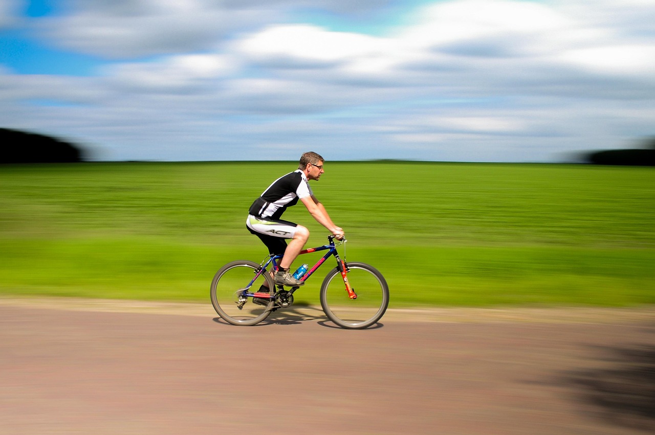 イヤホンをして自転車に乗る人のイメージ