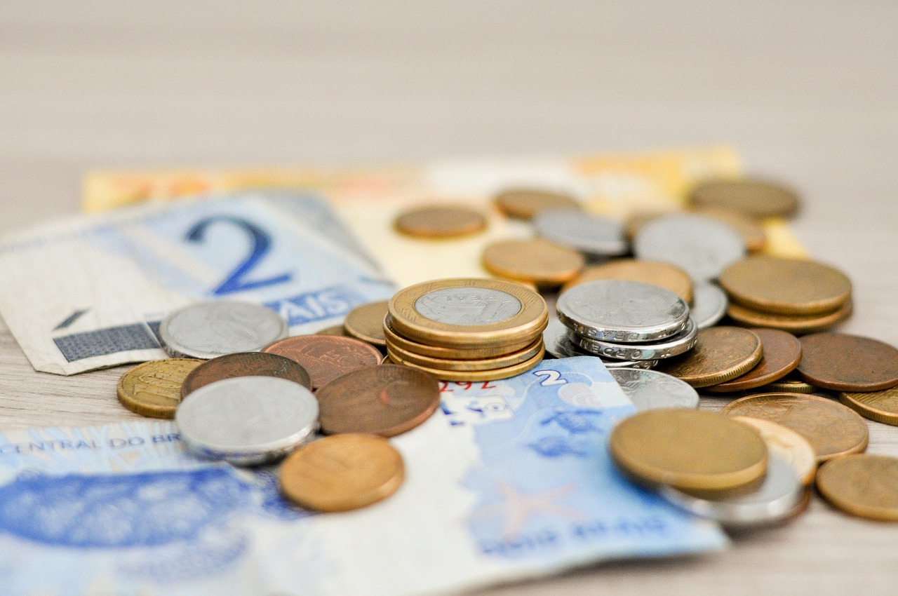 賃金格差と企業間の二極化を表すビジネスイメージ