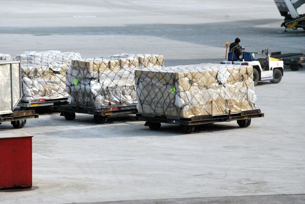 玄関先に置かれた配達荷物のイメージ