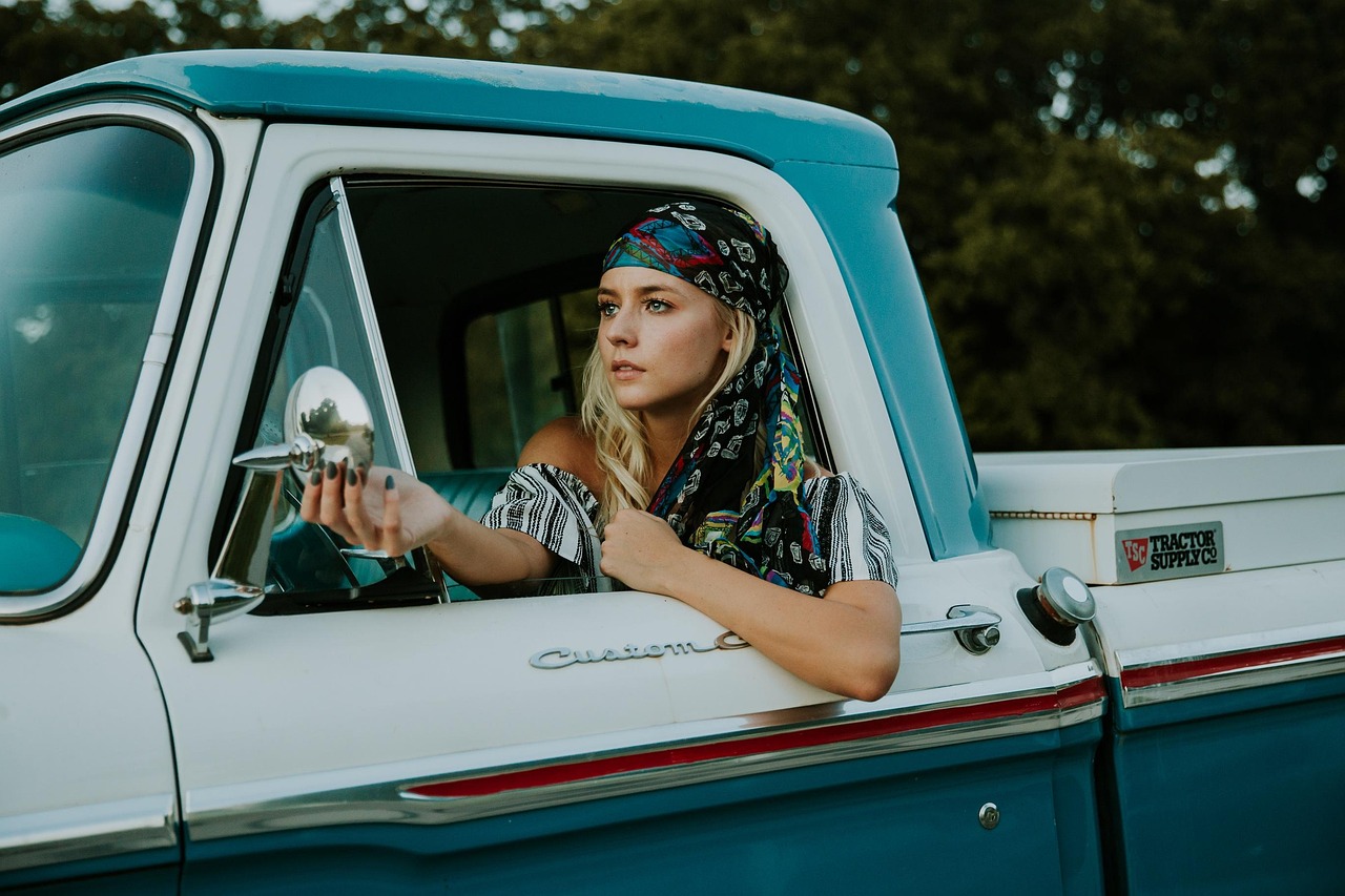 バスを運転する運転手の後ろ姿