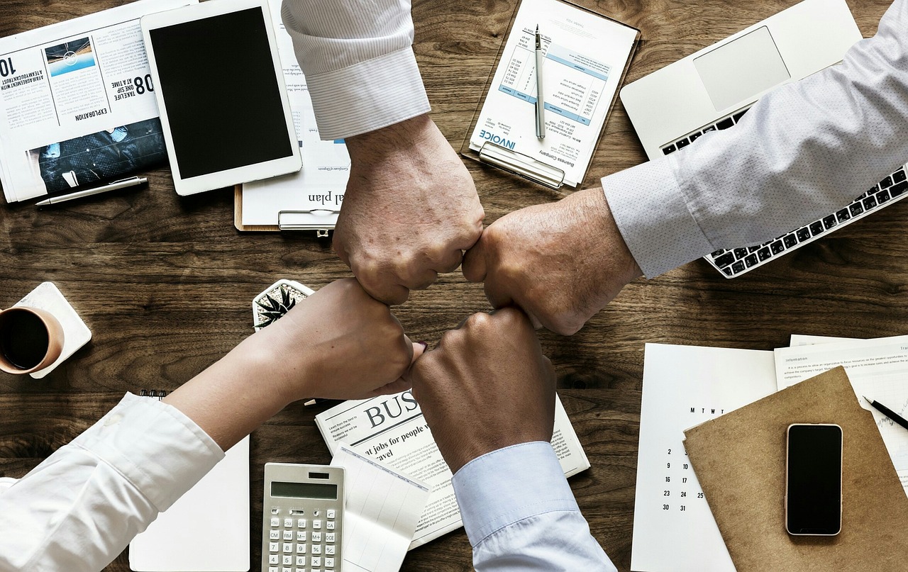 コーヒー会社の事業承継を話し合うビジネスミーティング