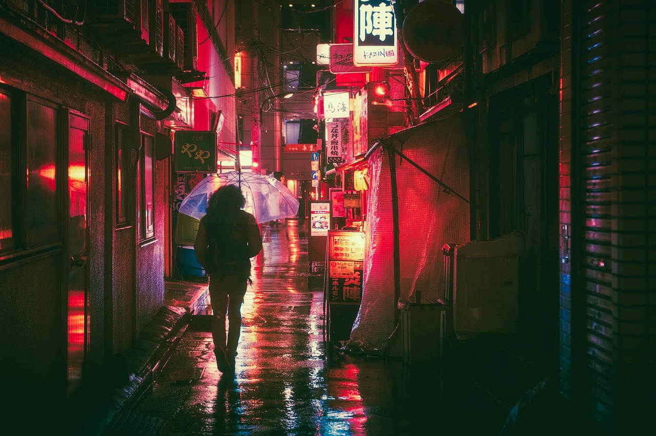 住宅街を走行する宅配車両のイメージ