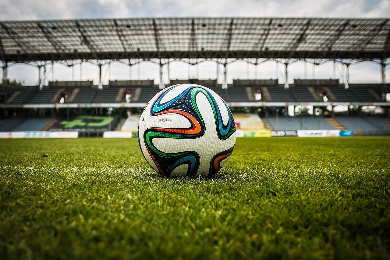 サッカーのゴールキーパーとスタジアム