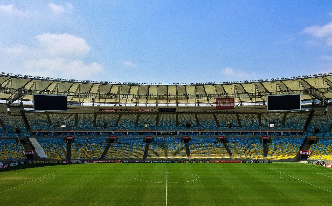 サッカーのゴールキーパーとスタジアム